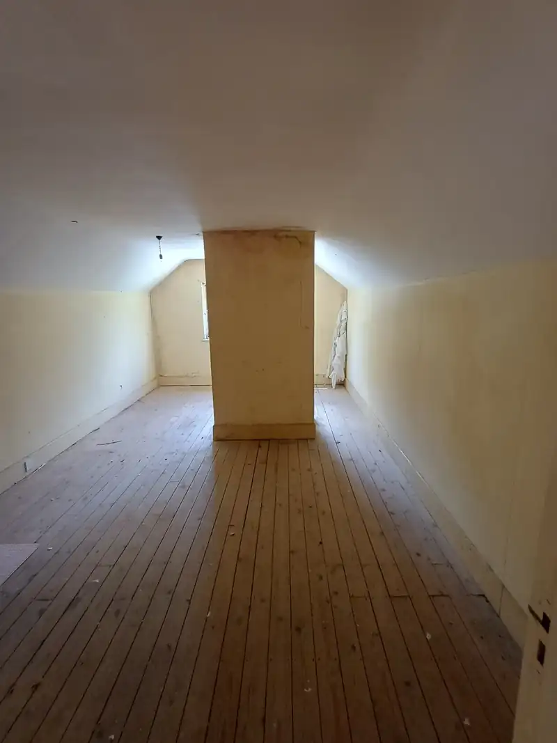 Empty room with wooden floor after a full house clearance